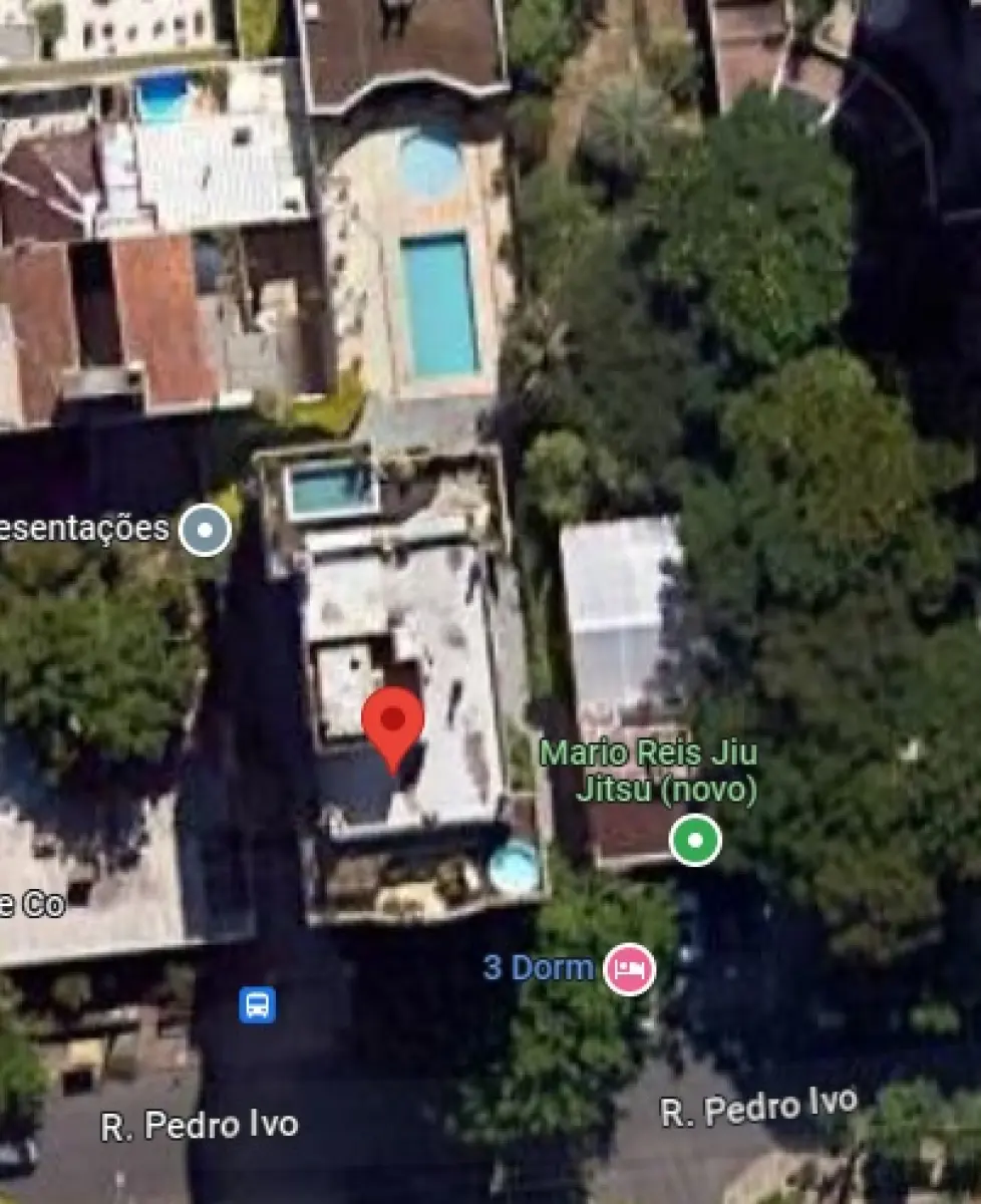 LOTE 000 - O apartamento nº 601 no Ed. Maison Paris, na Rua Pedro Ivo nº 532. O espaço de estacionamento coberto nº 01. O espaço de estacionamento coberto nº 02