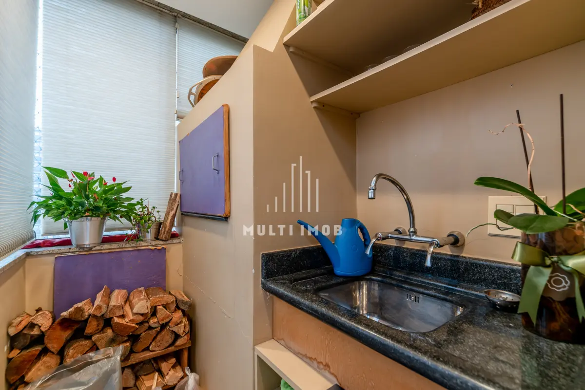 LOTE 000 - O apartamento nº 601 no Ed. Maison Paris, na Rua Pedro Ivo nº 532. O espaço de estacionamento coberto nº 01. O espaço de estacionamento coberto nº 02