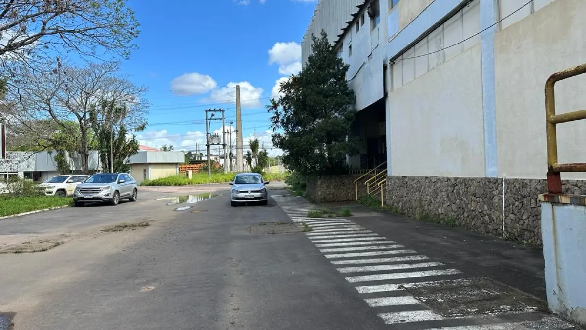 LOTE 000 - imóvel localizado na Av. Antônio Frederico Ozanan nº 1060, B. Brigadeira, em Canoas, c/área do terreno de 30.015,00 m² e áreas construídas de aprox. 11.610,00m²