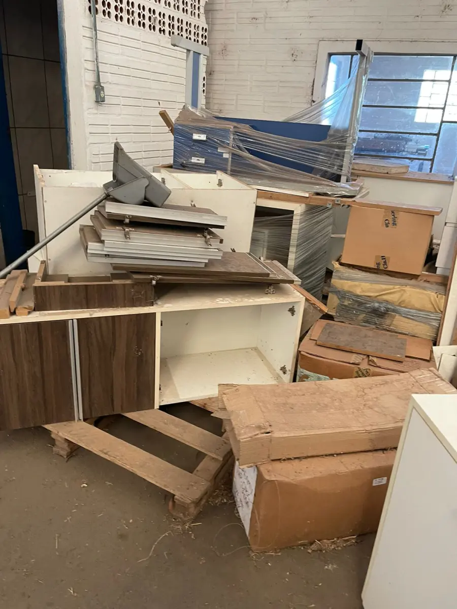 LOTE 040 - LOTE DE MÓVEIS DE DESMONTADOS