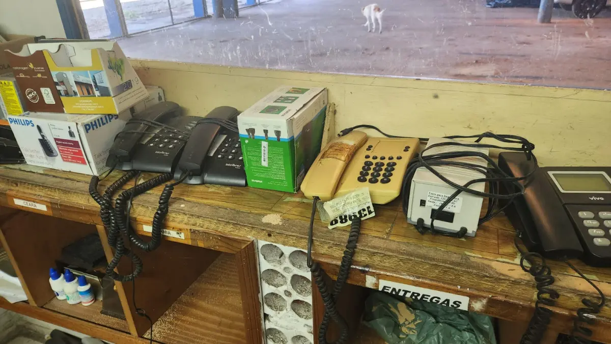 LOTE 029 - LOTE DE TELEFONES: 5 TELEFONES C/ FIO, 2 TELEFONES S/ FIO