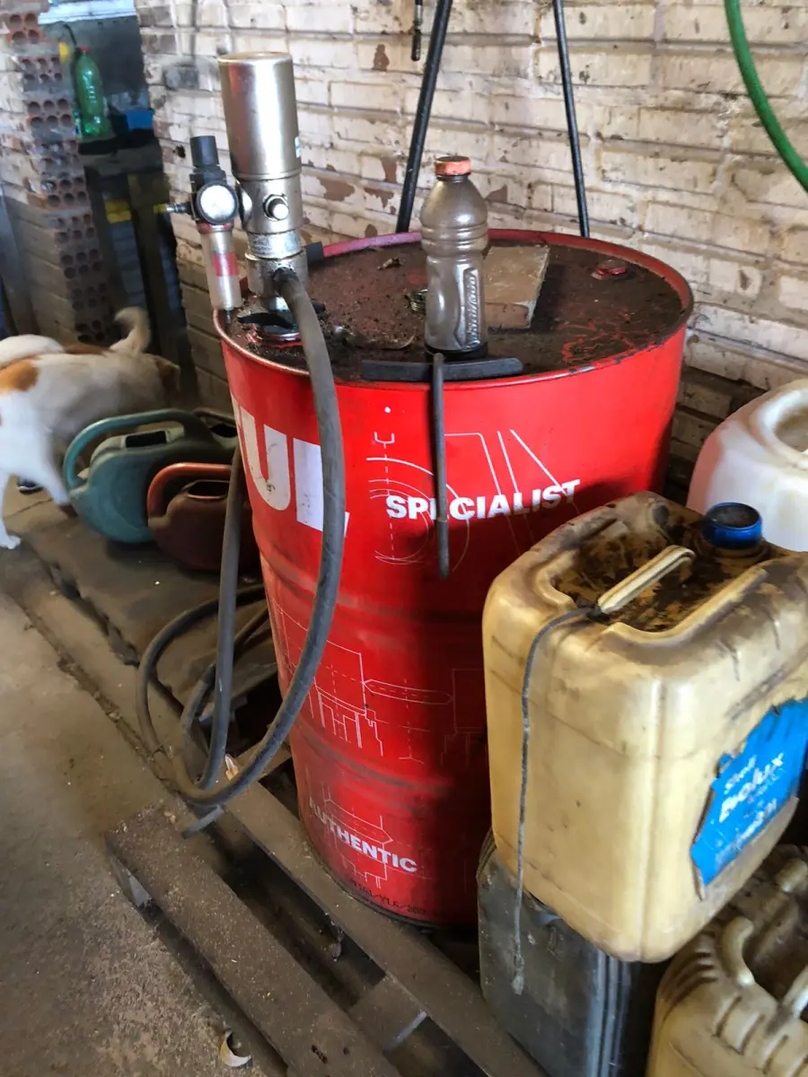 LOTE 075 - BOMBA DE ÓLEIO COM TAMBOR VERMELHO