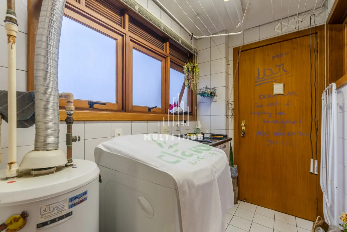 LOTE 000 - O apartamento nº 601 no Ed. Maison Paris, na Rua Pedro Ivo nº 532. O espaço de estacionamento coberto nº 01. O espaço de estacionamento coberto nº 02