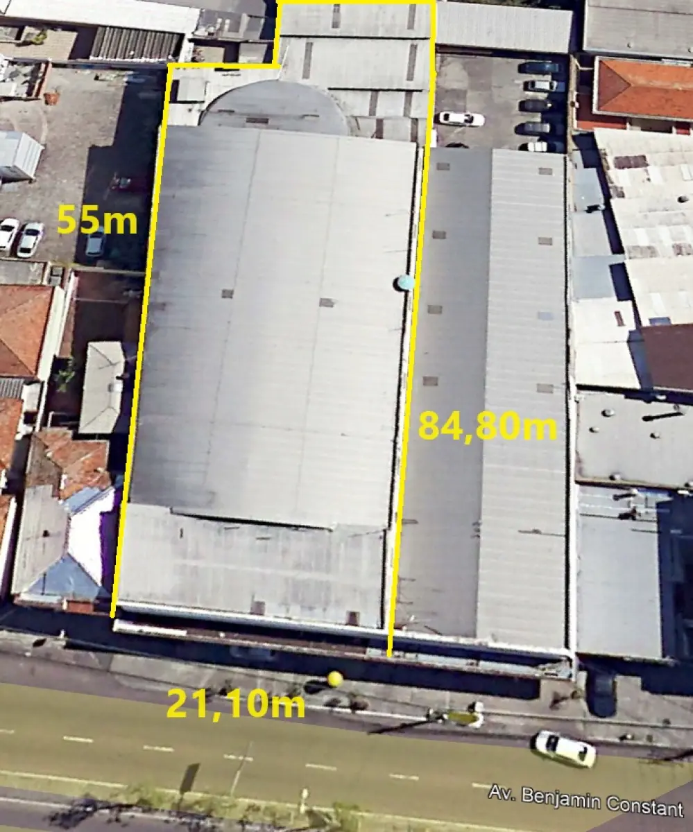 LOTE 001 - O imóvel, com área de terreno de 1.461,50m2, na Rua Benjamin Constant 1253. Juntamente com o imóvel estará o Fundo de Comércio