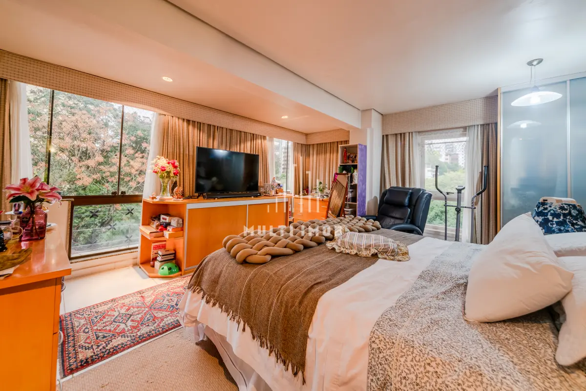 LOTE 000 - O apartamento nº 601 no Ed. Maison Paris, na Rua Pedro Ivo nº 532. O espaço de estacionamento coberto nº 01. O espaço de estacionamento coberto nº 02