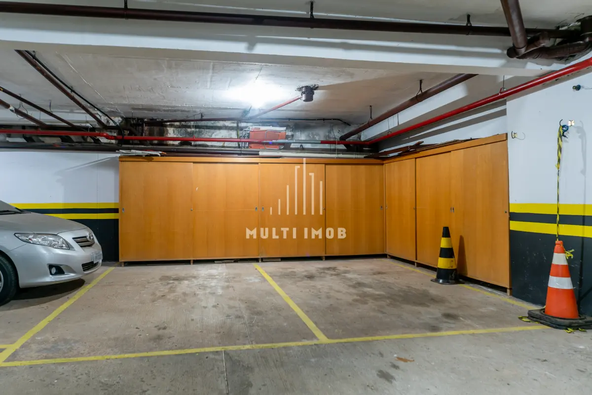 LOTE 000 - O apartamento nº 601 no Ed. Maison Paris, na Rua Pedro Ivo nº 532. O espaço de estacionamento coberto nº 01. O espaço de estacionamento coberto nº 02