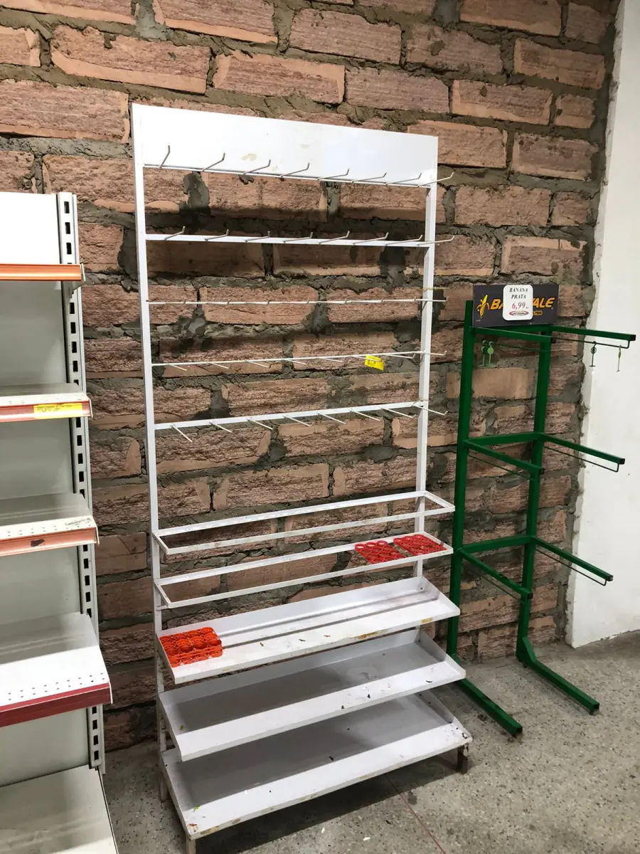 LOTE 002 - Lote com equipamentos, prateleiras e etc