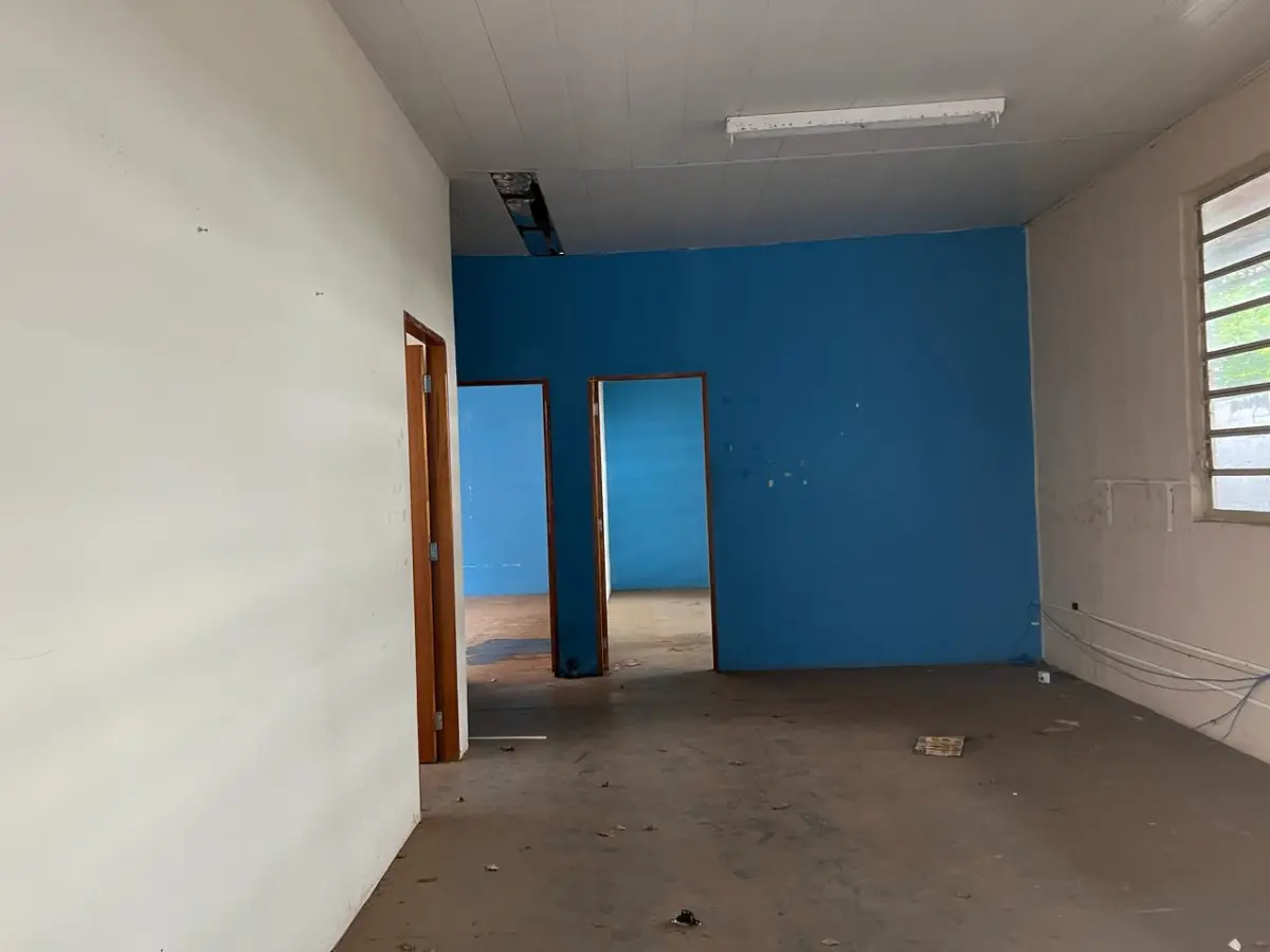 LOTE 001 - GRANDE IMÓVEL CENTRO DE LINS COM 2 ESQUINAS - EM AVENIDA - COM GINASIO COBERTO - SALAS - ESCOLA