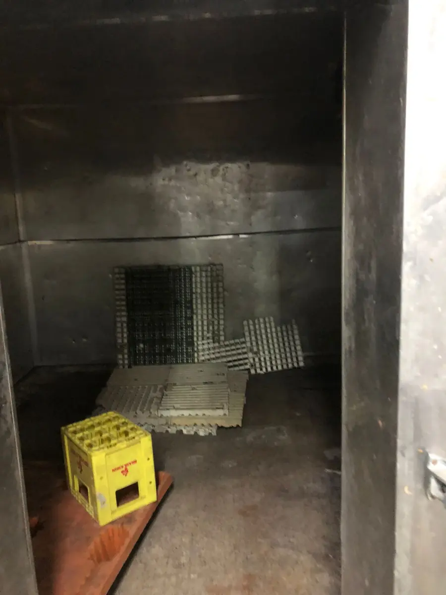 LOTE 002 - Lote com equipamentos, prateleiras e etc