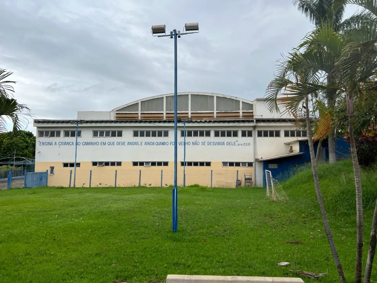 LOTE 001 - GRANDE IMÓVEL CENTRO DE LINS COM 2 ESQUINAS - EM AVENIDA - COM GINASIO COBERTO - SALAS - ESCOLA