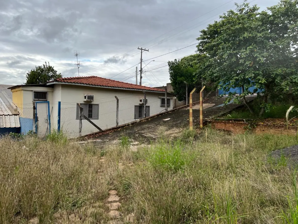 LOTE 001 - GRANDE IMÓVEL CENTRO DE LINS COM 2 ESQUINAS - EM AVENIDA - COM GINASIO COBERTO - SALAS - ESCOLA