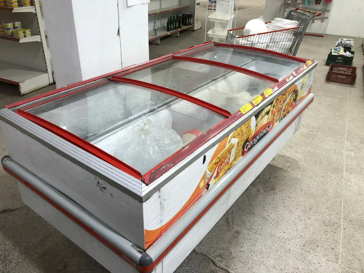 LOTE 002 - Lote com equipamentos, prateleiras e etc