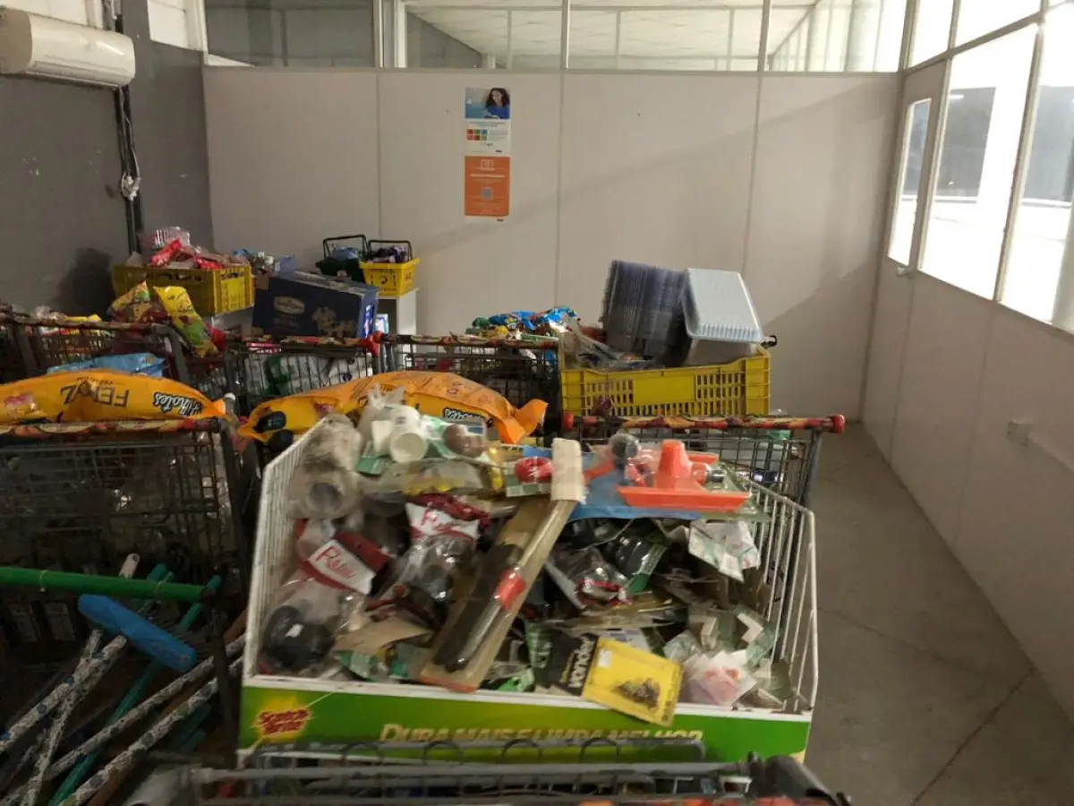 LOTE 001 - Lote com alimentos, bebidas e etc