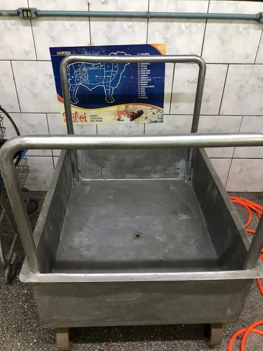 LOTE 002 - Lote com equipamentos, prateleiras e etc