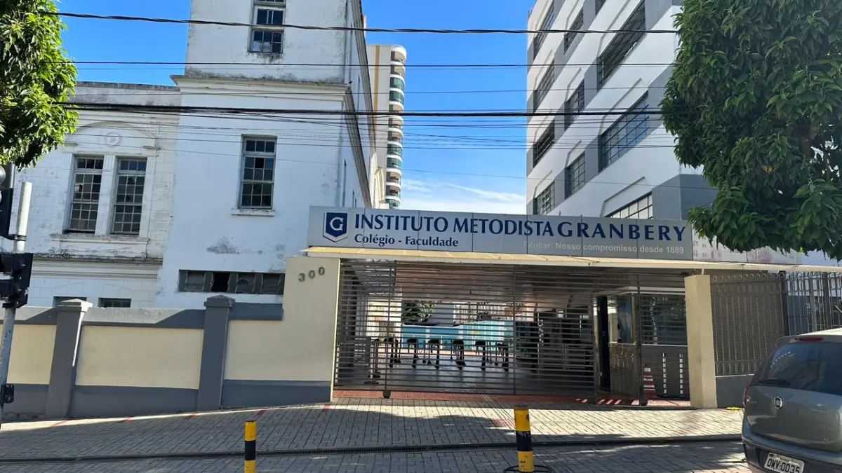 LOTE 001 - GRANDE IMÓVEL COM PRÉDIOS ESCOLA EM BAIRRO NOBRE EM JUIZ DE FORA / MG