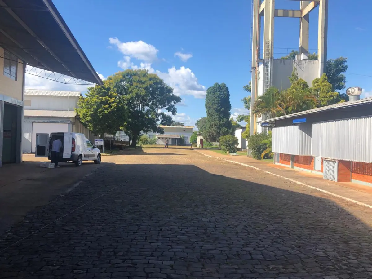 LOTE 001 - >>>   73% DE DESCONTO  de início <<<  Lote dos dois terrenos: Imóvel 1 - Pavilhão Industrial com área construída de 4.052,47 m2, já averbada, e mais 1.628m2 aprox., não averbados, c/pavilhões, depósitos, escritórios dentro de imóvel c/área de 25.798,02m2 E  Imóvel 2 – Pavilhão Industrial de esquina c/área construída de 2.543,52 dentro do imóvel c/área de 6.245,50m2