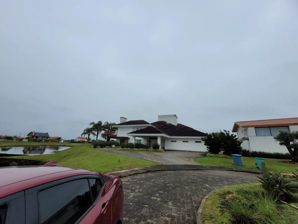 LOTE 001 - Terreno de 1.811m² e casa com 697,74m² de área construída