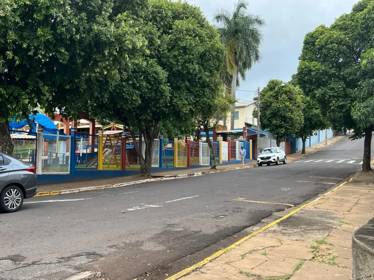 LOTE 001 - GRANDE IMÓVEL CENTRO DE LINS COM 2 ESQUINAS - EM AVENIDA - COM GINASIO COBERTO - SALAS - ESCOLA