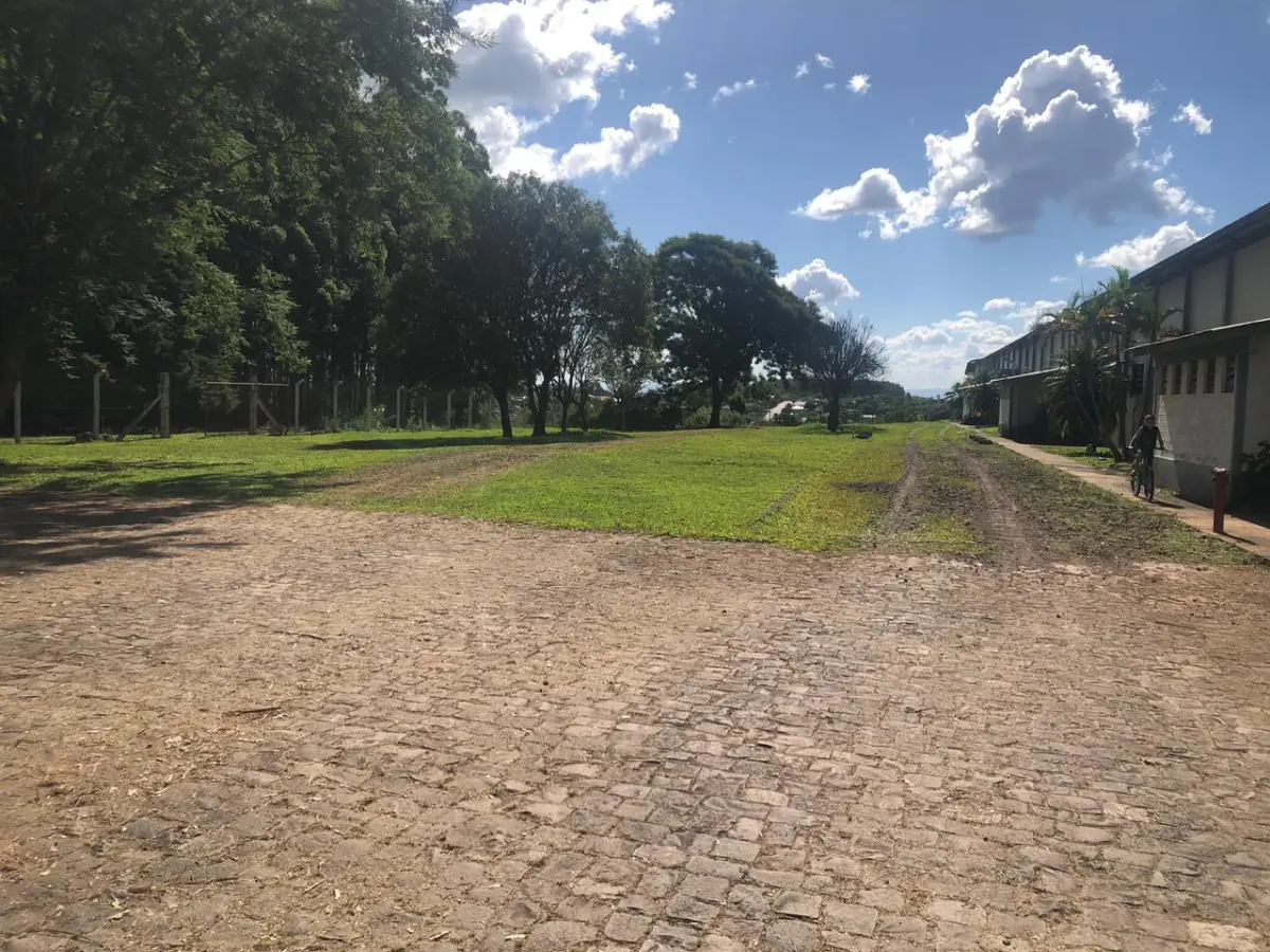 LOTE 003 - Imóvel 1 - Pavilhão Industrial com área construída de 4.052,47 m2, já averbada, e mais 1.628m2 aprox., não averbados,