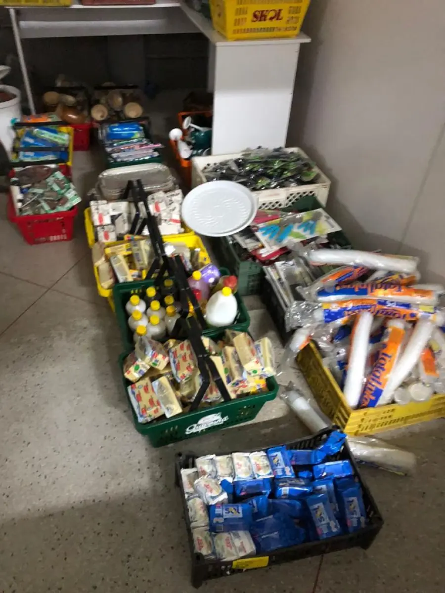 LOTE 001 - Lote com alimentos, bebidas e etc