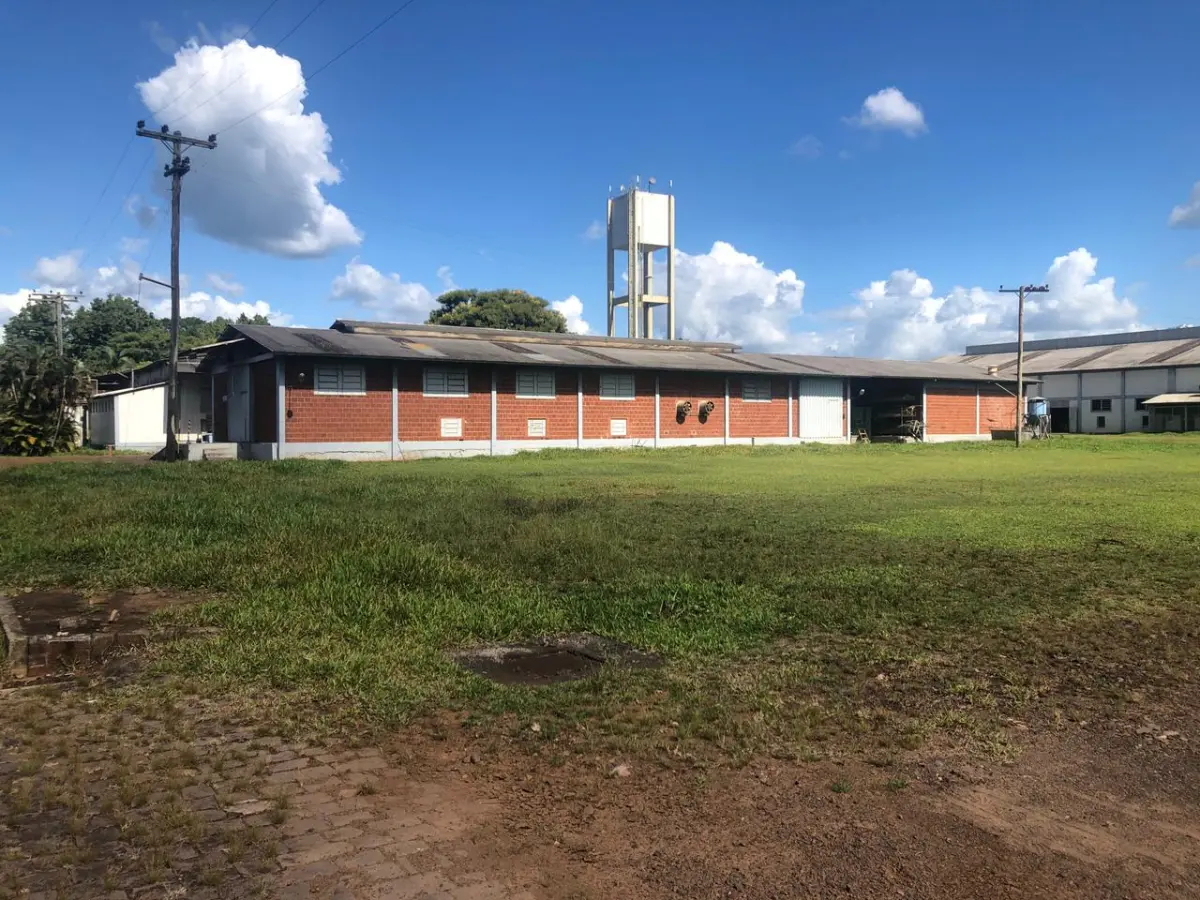 LOTE 001 - >>>   73% DE DESCONTO  de início <<<  Lote dos dois terrenos: Imóvel 1 - Pavilhão Industrial com área construída de 4.052,47 m2, já averbada, e mais 1.628m2 aprox., não averbados, c/pavilhões, depósitos, escritórios dentro de imóvel c/área de 25.798,02m2 E  Imóvel 2 – Pavilhão Industrial de esquina c/área construída de 2.543,52 dentro do imóvel c/área de 6.245,50m2