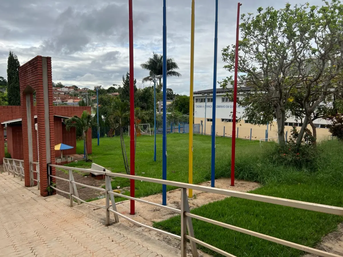 LOTE 001 - GRANDE IMÓVEL CENTRO DE LINS COM 2 ESQUINAS - EM AVENIDA - COM GINASIO COBERTO - SALAS - ESCOLA