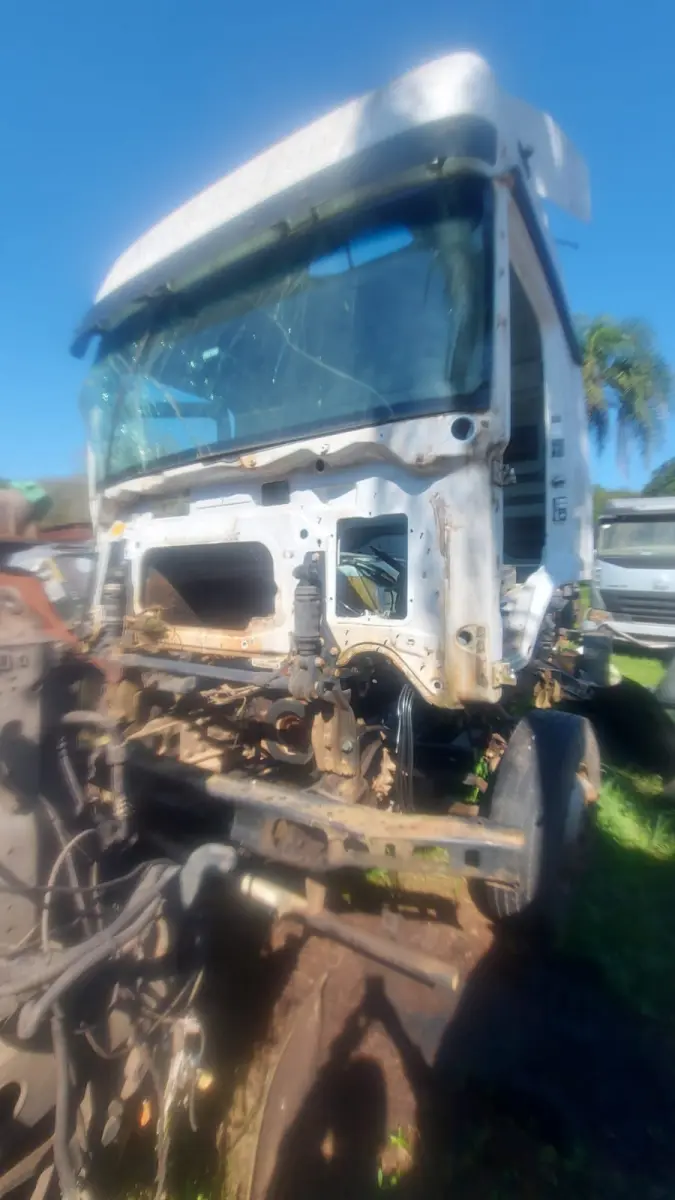 LOTE 005 - Mercedes Benz Axor 2536 S/LS 6x2 2p, fab/mod 2015/2016