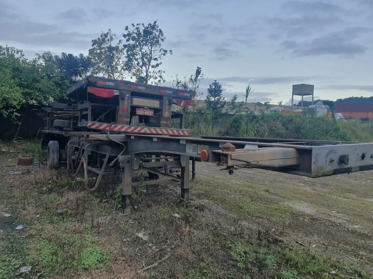 LOTE 010 - Semi reboque placa IUQ4837, fab/mod 2013/2013