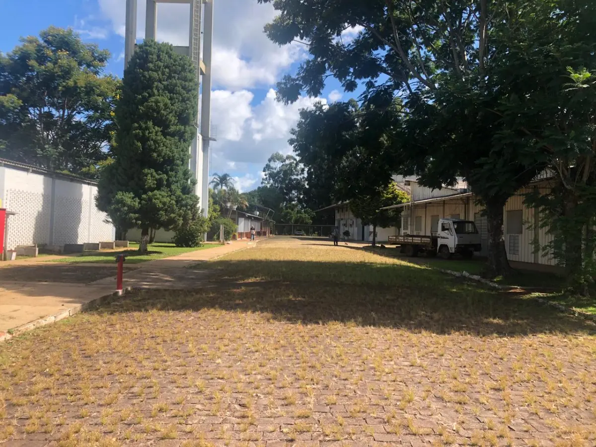 LOTE 001 - >>>   73% DE DESCONTO  de início <<<  Lote dos dois terrenos: Imóvel 1 - Pavilhão Industrial com área construída de 4.052,47 m2, já averbada, e mais 1.628m2 aprox., não averbados, c/pavilhões, depósitos, escritórios dentro de imóvel c/área de 25.798,02m2 E  Imóvel 2 – Pavilhão Industrial de esquina c/área construída de 2.543,52 dentro do imóvel c/área de 6.245,50m2