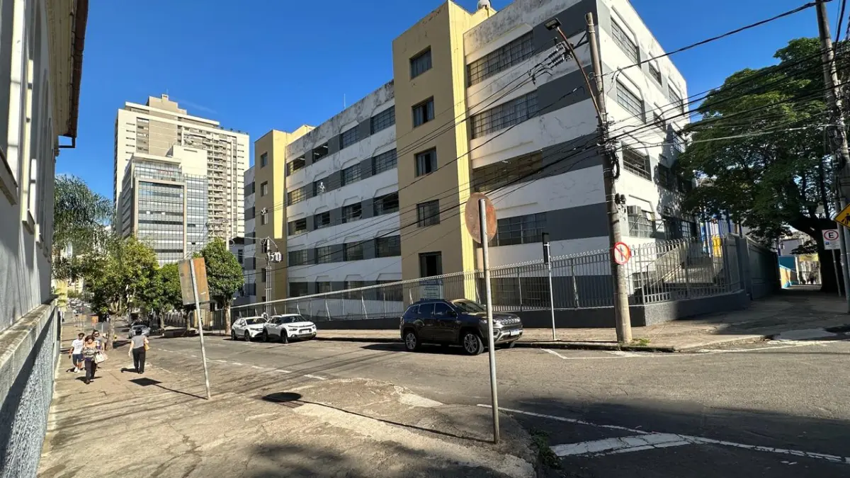LOTE 001 - GRANDE IMÓVEL COM PRÉDIOS ESCOLA EM BAIRRO NOBRE EM JUIZ DE FORA / MG