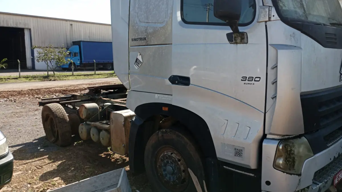 LOTE 001 - Sinotruck,Howo 380 A7 4x2 2p fab/mod 2012/2012