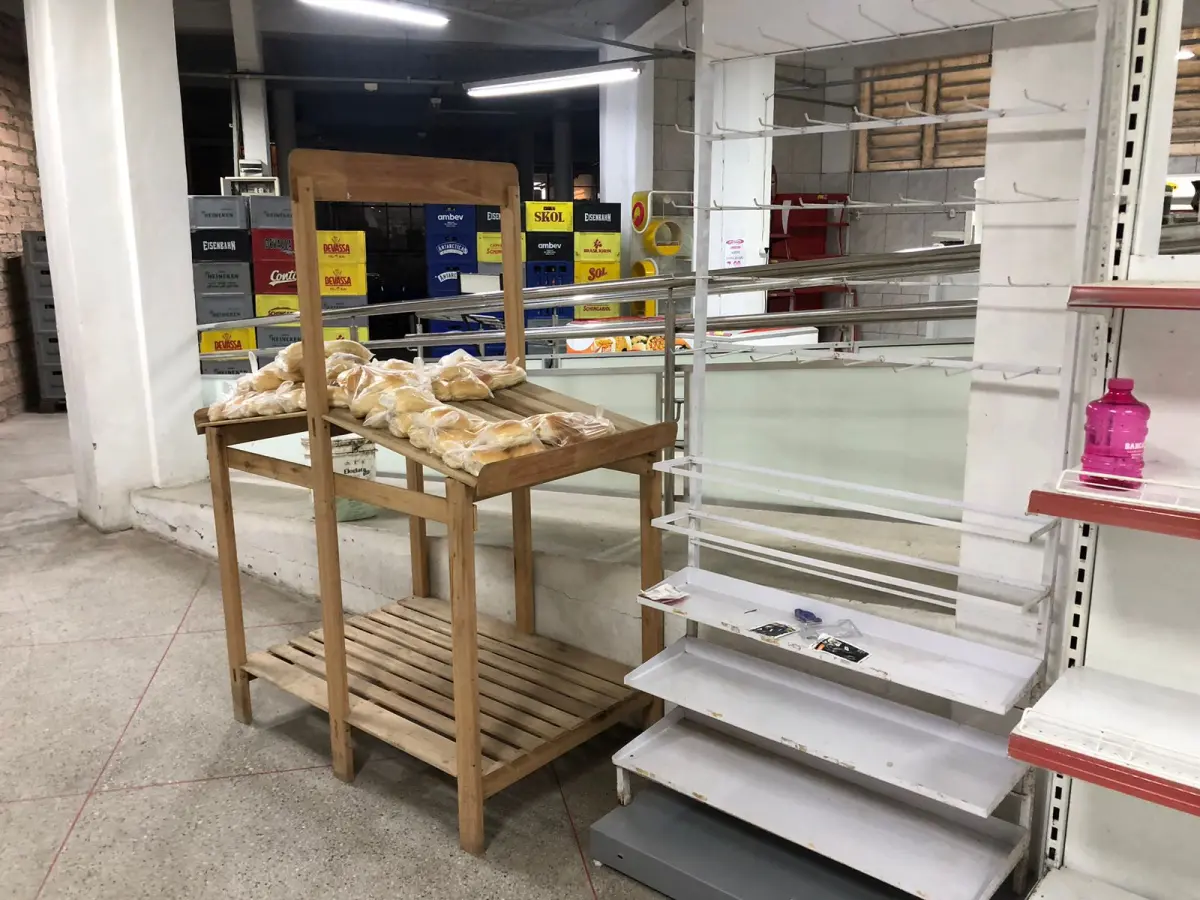 LOTE 002 - Lote com equipamentos, prateleiras e etc