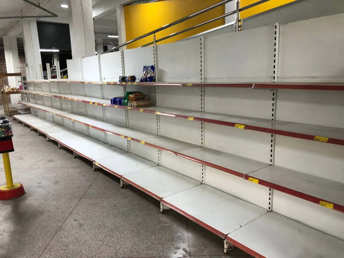 LOTE 002 - Lote com equipamentos, prateleiras e etc