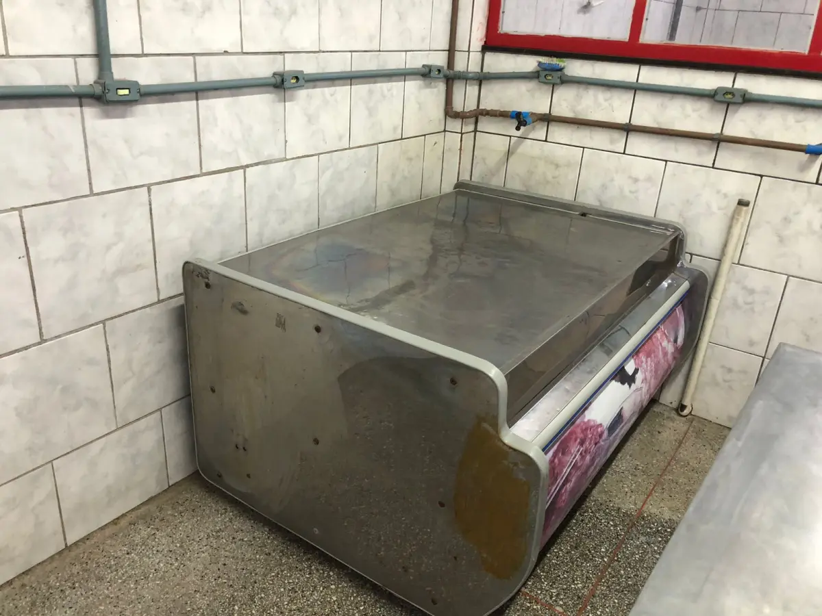 LOTE 002 - Lote com equipamentos, prateleiras e etc