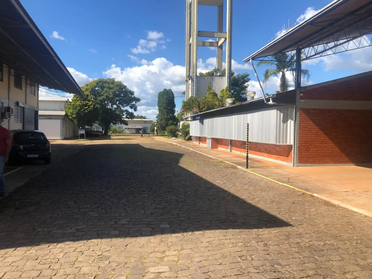 LOTE 003 - Imóvel 1 - Pavilhão Industrial com área construída de 4.052,47 m2, já averbada, e mais 1.628m2 aprox., não averbados,