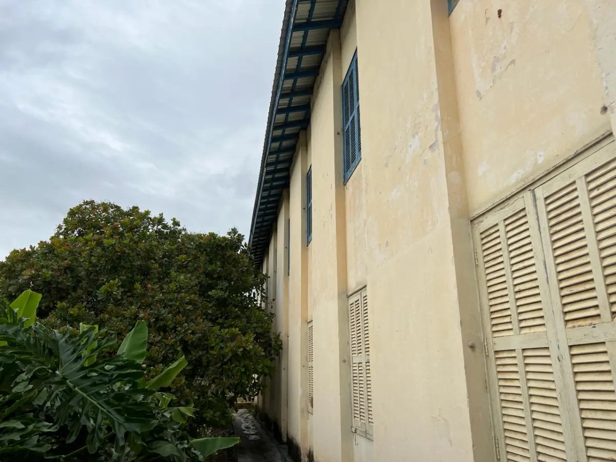 LOTE 001 - GRANDE IMÓVEL CENTRO DE LINS COM 2 ESQUINAS - EM AVENIDA - COM GINASIO COBERTO - SALAS - ESCOLA