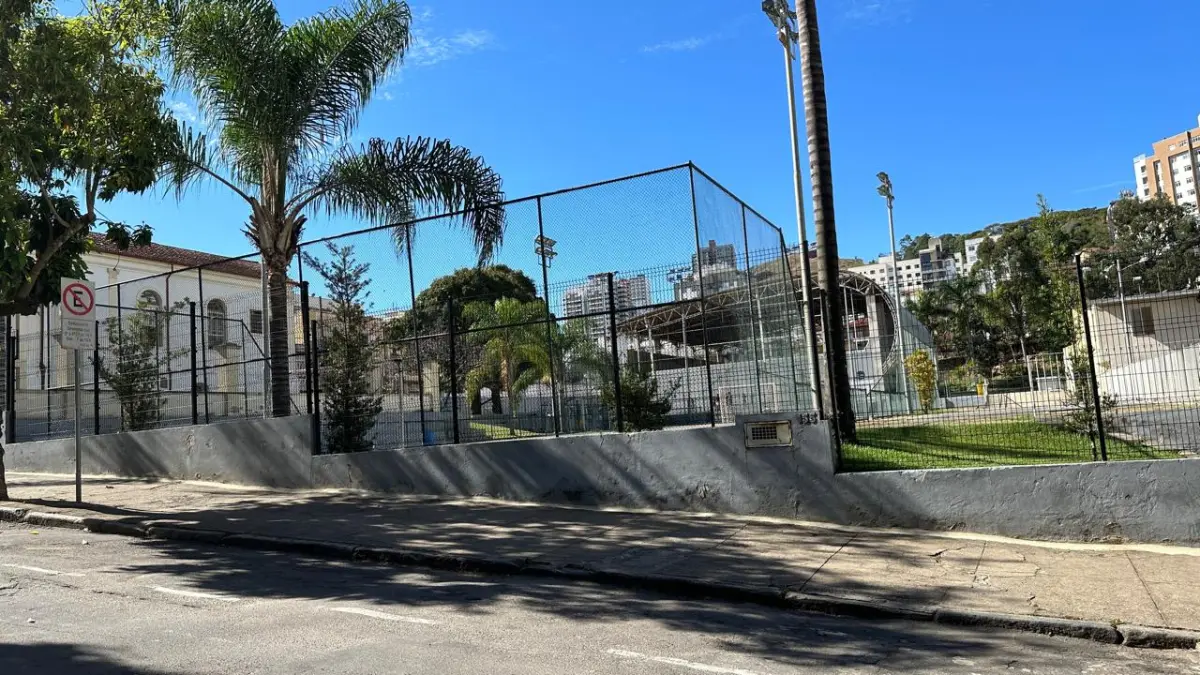 LOTE 001 - GRANDE IMÓVEL COM PRÉDIOS ESCOLA EM BAIRRO NOBRE EM JUIZ DE FORA / MG