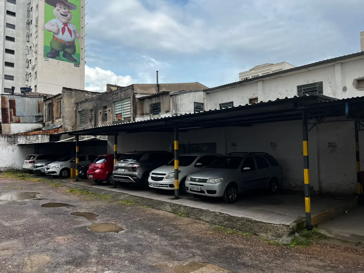 LOTE 000 - Um terreno de forma retangular, à avenida João Pessoa medindo 30,45m de frente, ao oeste à mesma avenida, por 35,00m