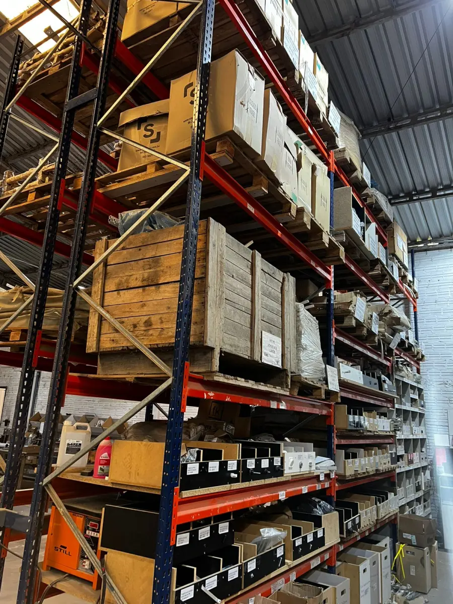 LOTE 037 - Lote de materiais que estão nas prateleiras (sem as prateleiras)