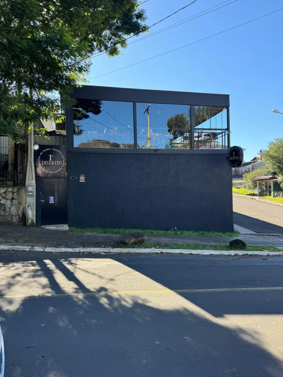 LOTE 011 - Prédio de alvenaria, em terreno de 10m(Av 3) por 30,50 de esquina