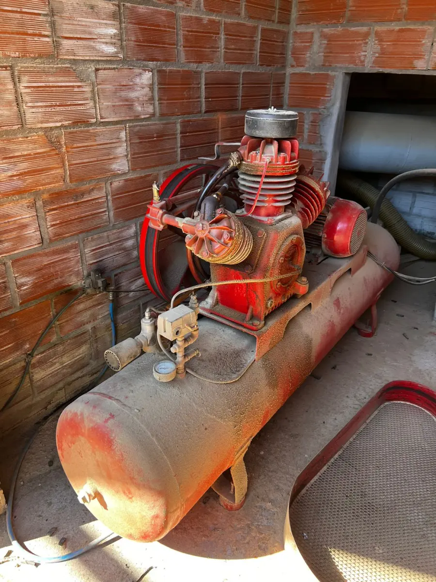 LOTE 097 - Compressor menor