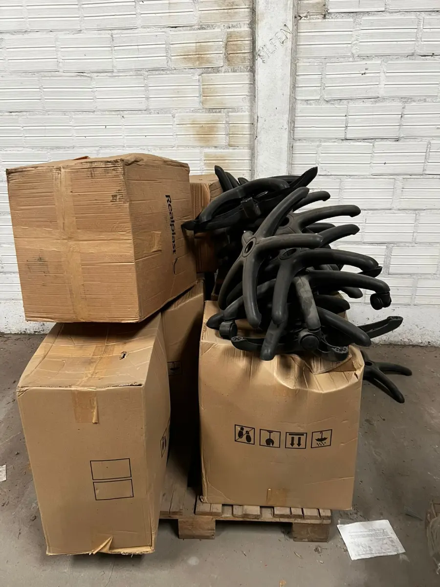 LOTE 035 - Lote de componentes para montagem de cadeiras 