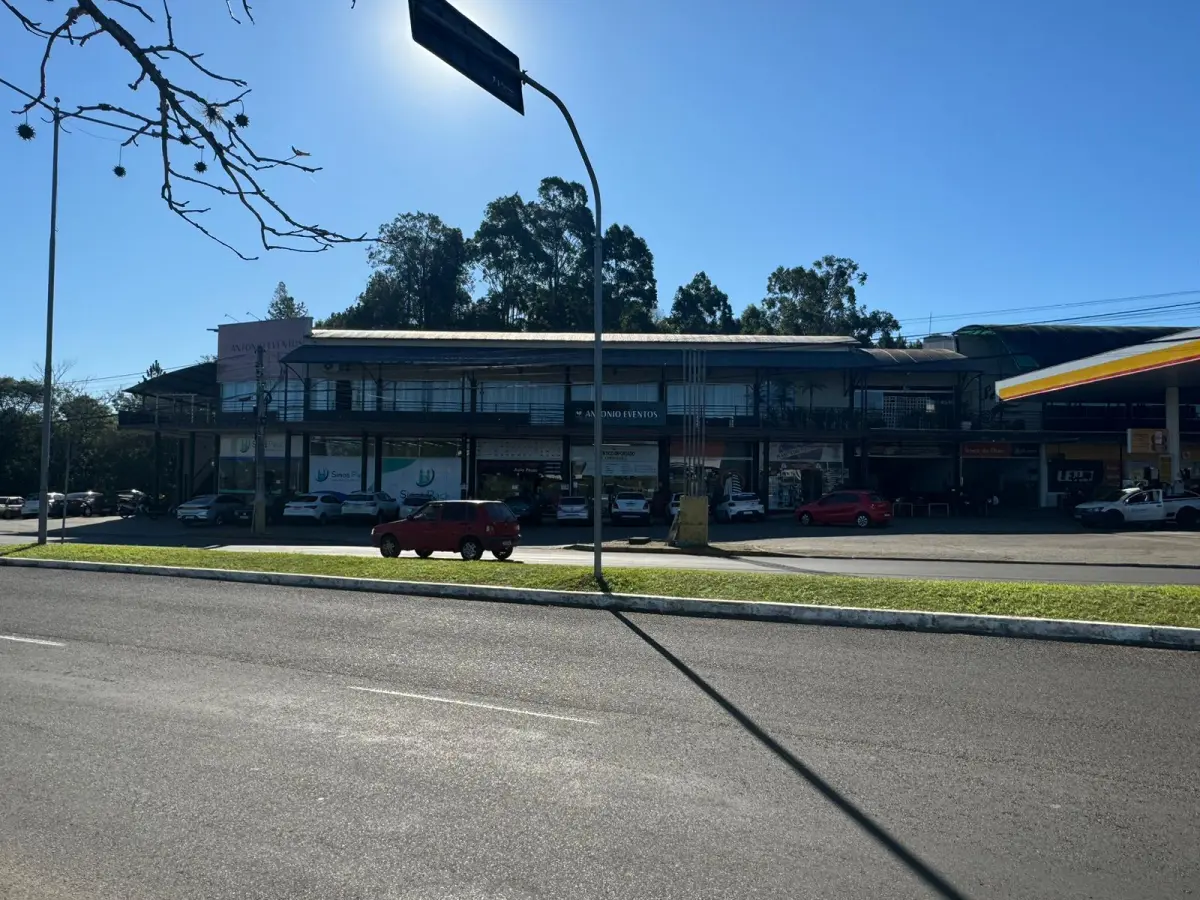 LOTE 002 - Prédio Comercial em alvenaria - shopping de lojas e posto combustivel