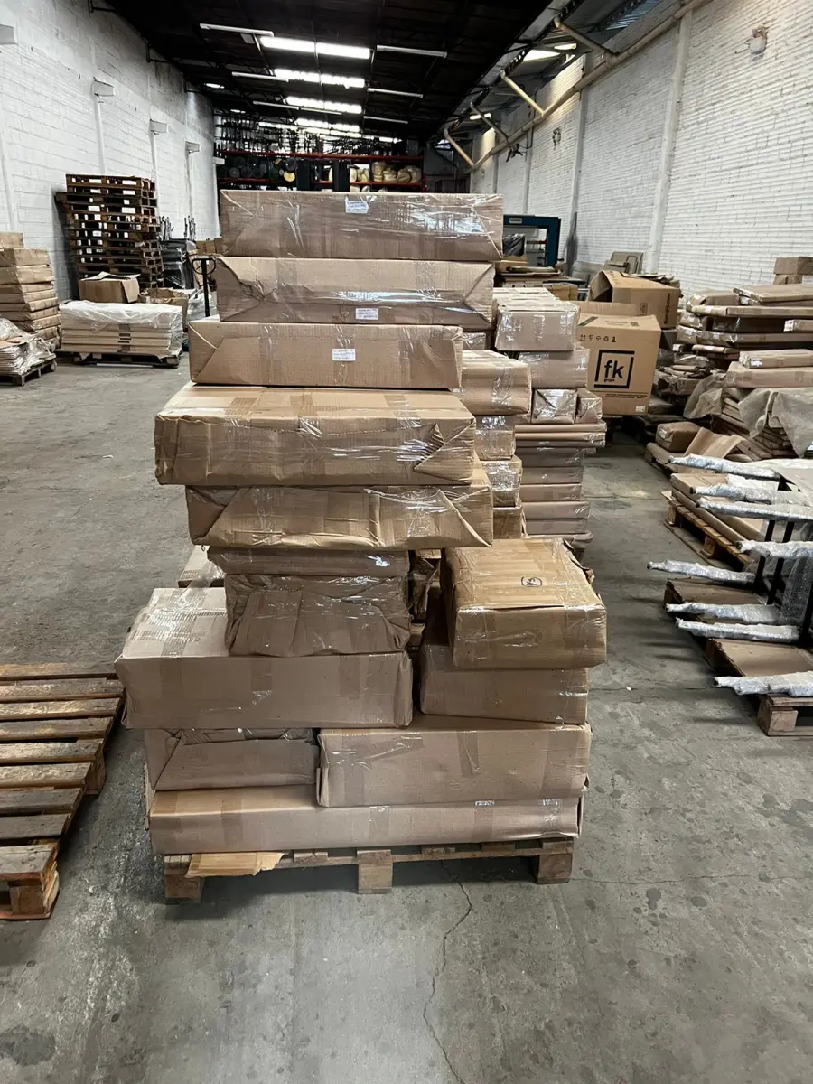 LOTE 036 - Lote de moveis embalados 