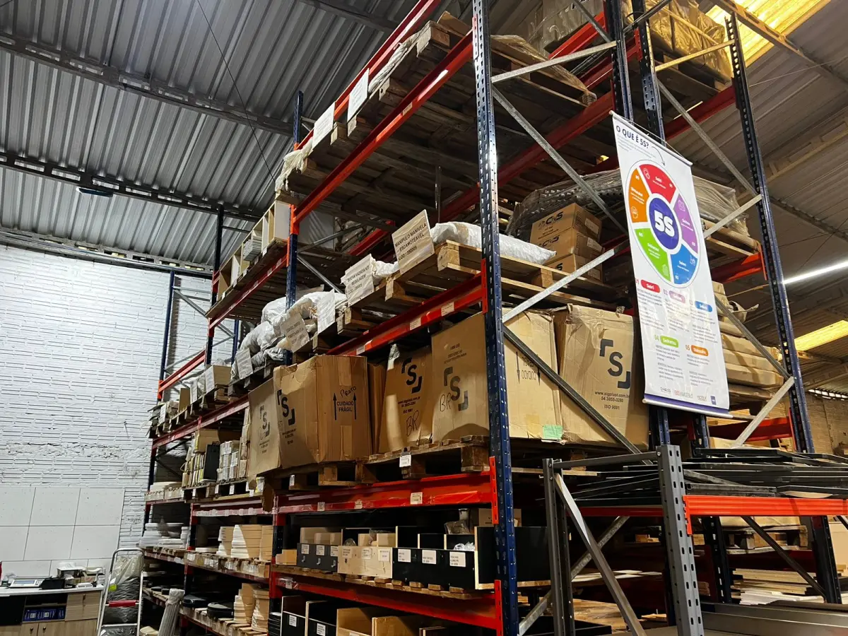 LOTE 037 - Lote de materiais que estão nas prateleiras (sem as prateleiras)