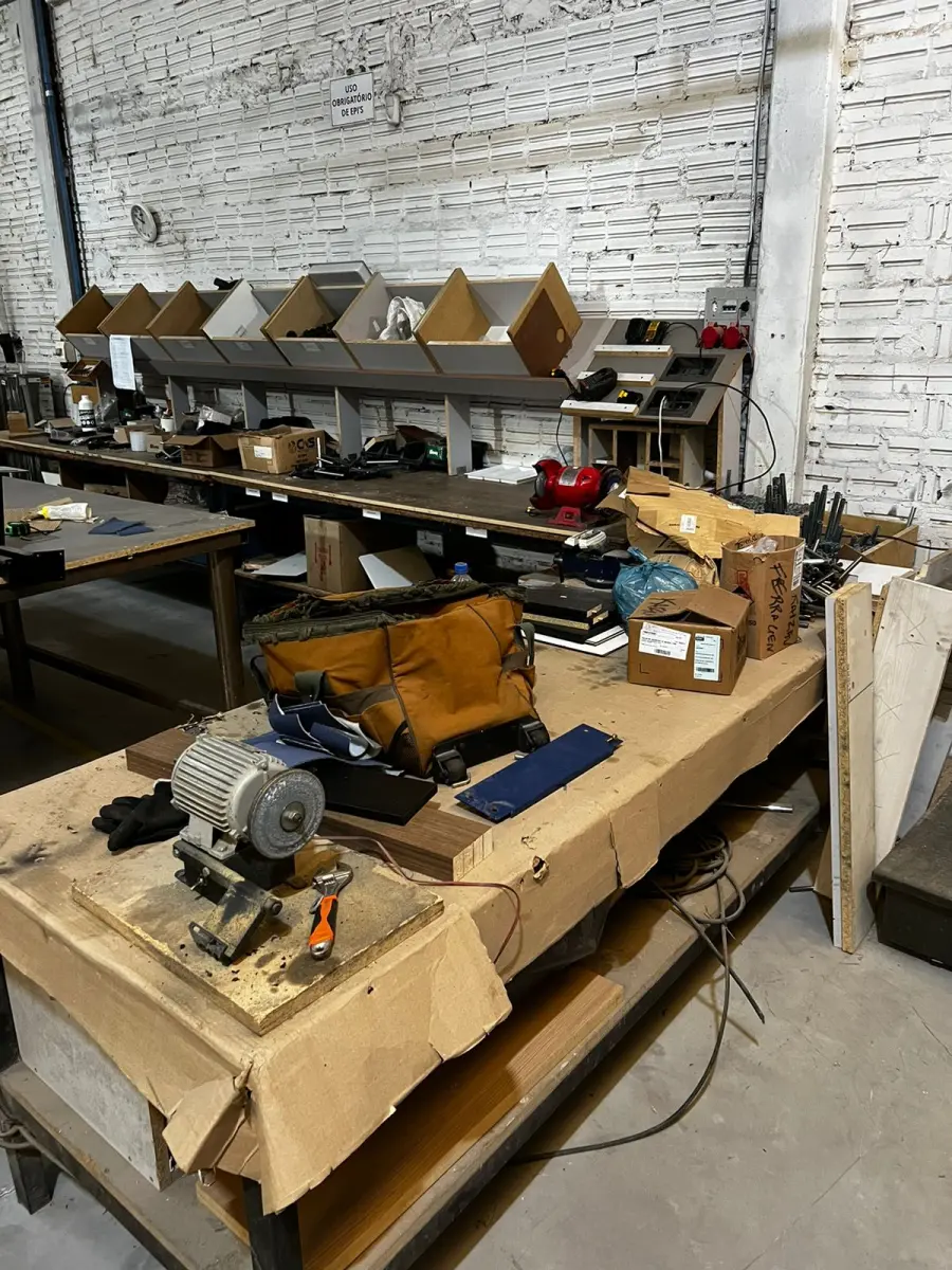 LOTE 039 - Lote de mesa com esmeril, morsa