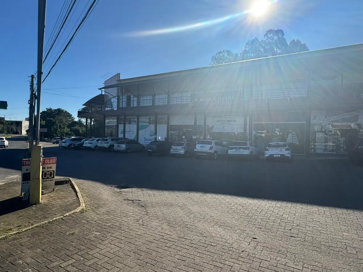 LOTE 002 - Prédio Comercial em alvenaria - shopping de lojas e posto combustivel