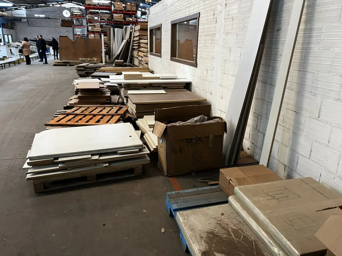 LOTE 034 - Lote de placas de MDF e MDP e corrugados (retalhos e placas)