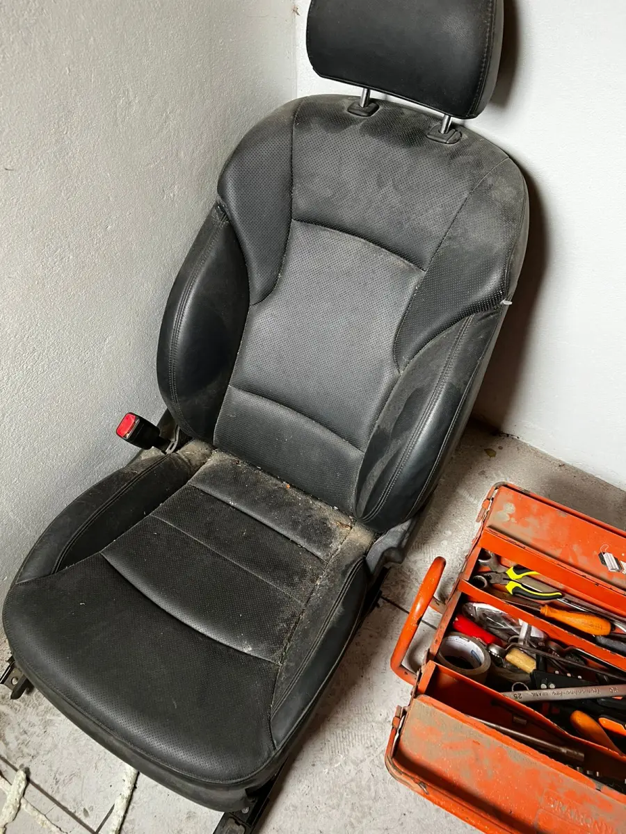 LOTE 145 - Lote com 2 bancos de carros e algumas peças 