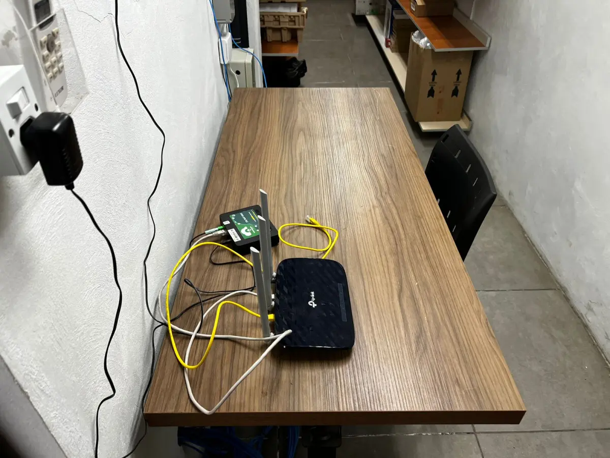 LOTE 027 - Mesa com roteador e cadeira